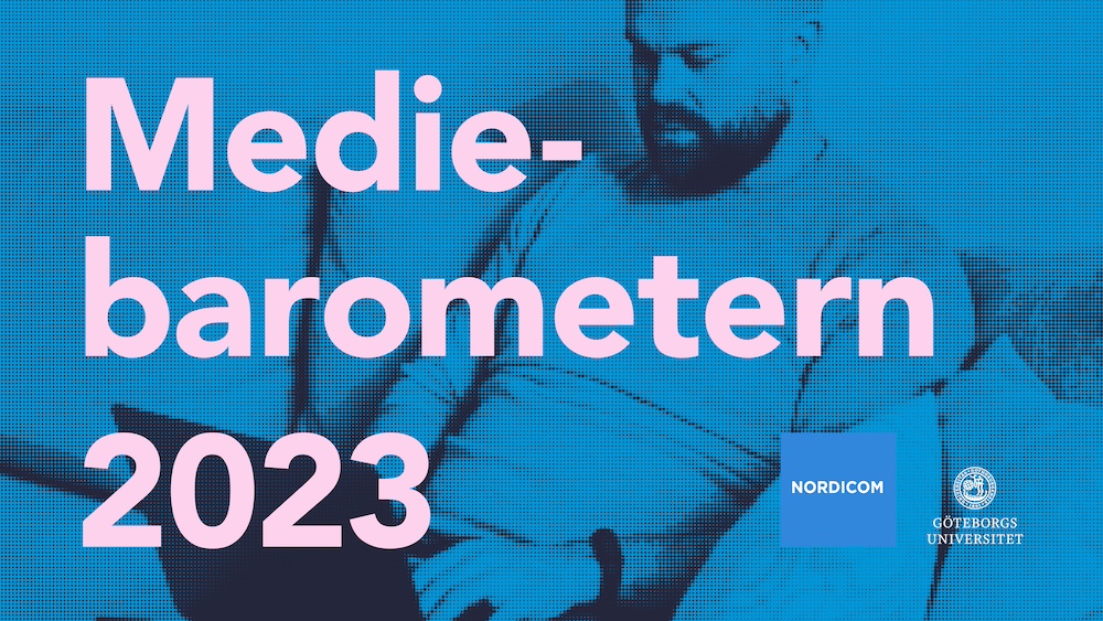 Blå bakgrund med en man som skriver på laptop, rosa text Mediebarometern 2023 