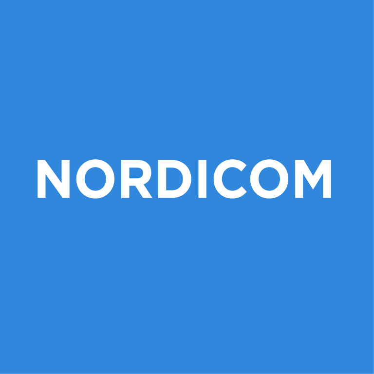 Nordicom logotyp. Blå platta. Vit tekst.