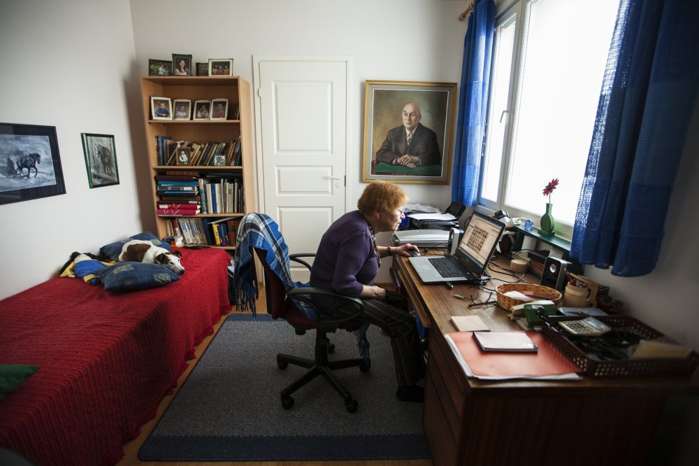 Kvinna vid datorn