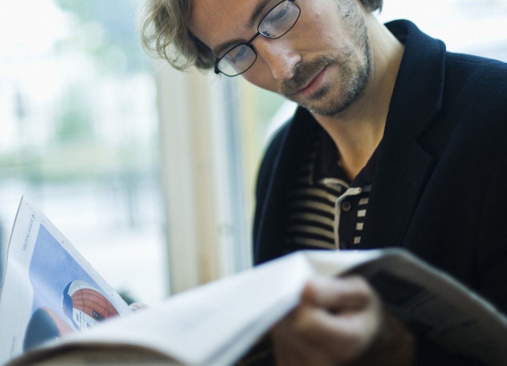 En man som läser tidningen