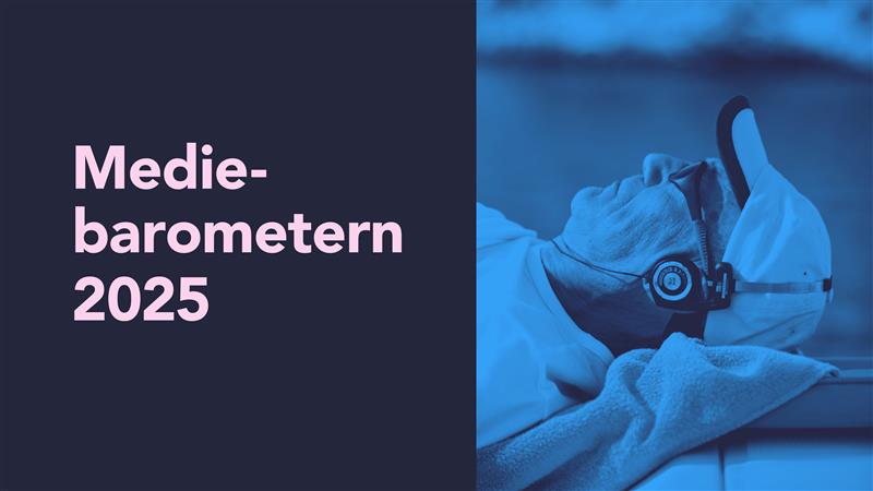 Omslag Mediebarometern 2025, man som lyssnar på musik i hörlurar. 