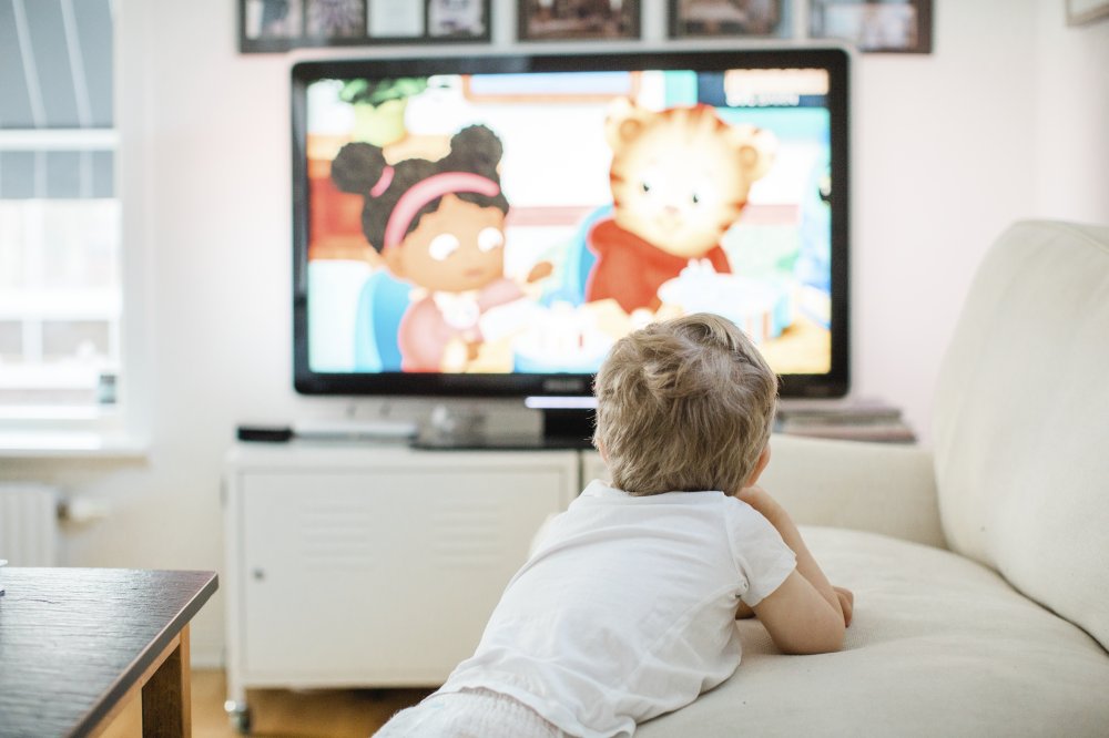 Ett barn som kollar på tv