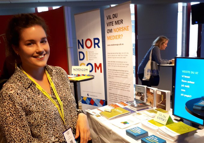 Martine Leknes, medienorge, framför Nordicoms och medienorges bokbord på Nordiske Mediedager 2018