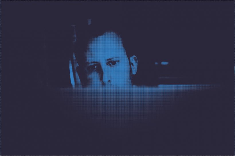 Man tittar på en skärm