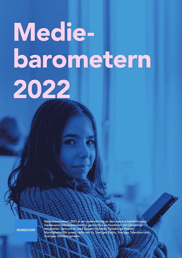 Cover of Mediebarometern 2022. A girl with a mobile phone.