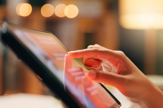 Hand som rör vid en Ipad. 