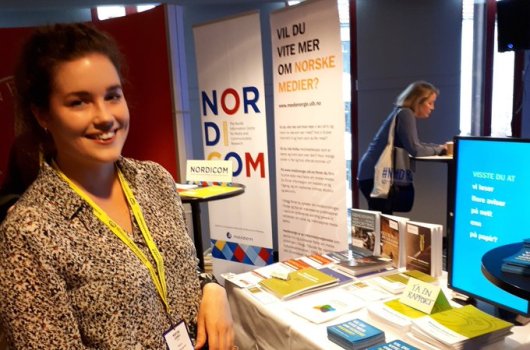 Martine Leknes, medienorge, framför Nordicoms och medienorges bokbord på Nordiske Mediedager 2018