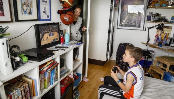 Pojke som spelar tv-spel