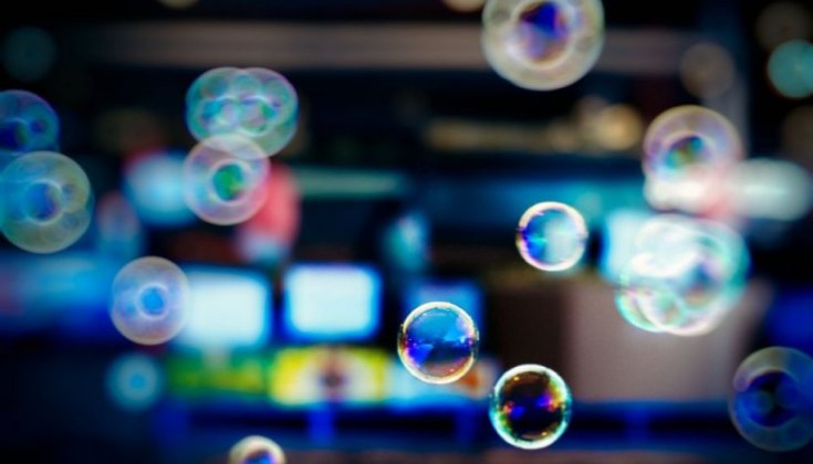 Såpbubblor framför en skärm
