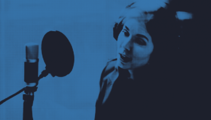 Blå bild, reporter pratar i mikrofon